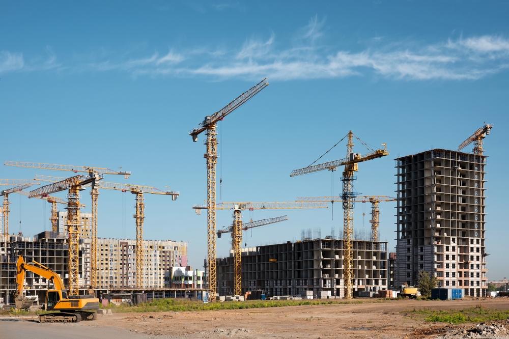 Baustelle im Wohnungsbau mit Kränen