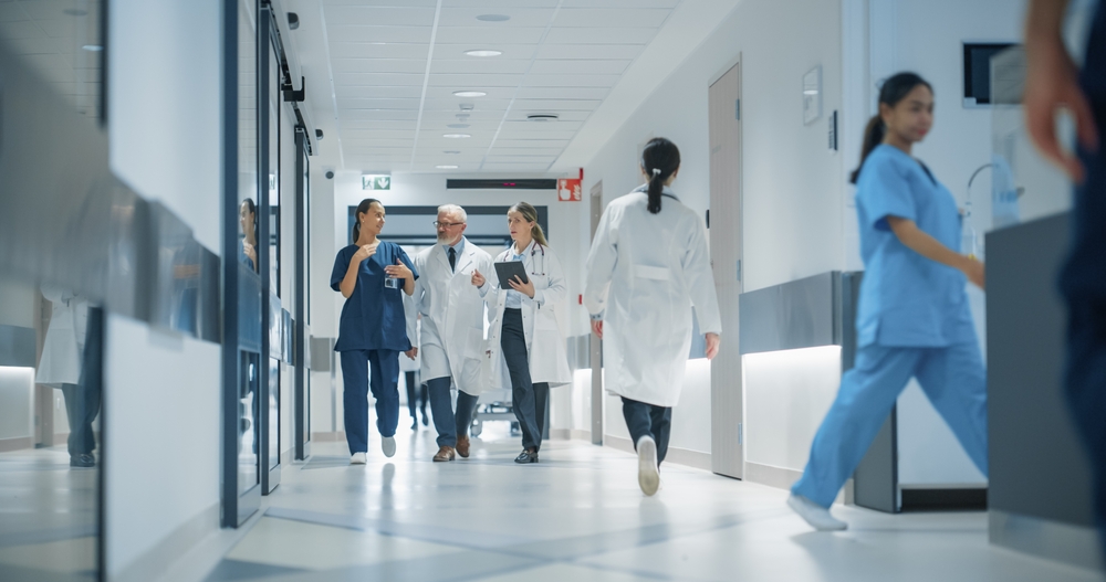 Klinikpersonal auf einem Krankenhausflur