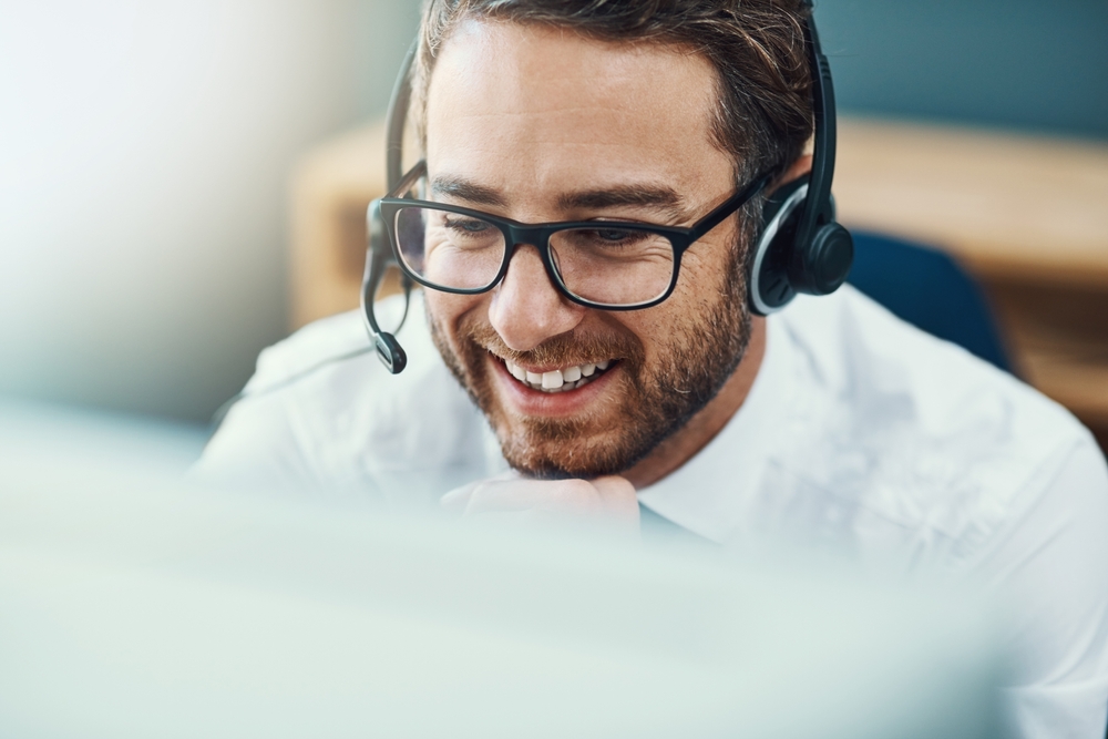 Mitarbeiter im Kundenservice am Telefon