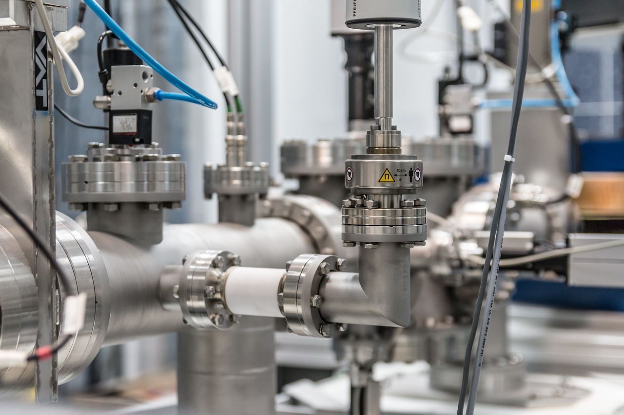 Rohrleitungen und Anlagentechnik in einer Technikzentrale